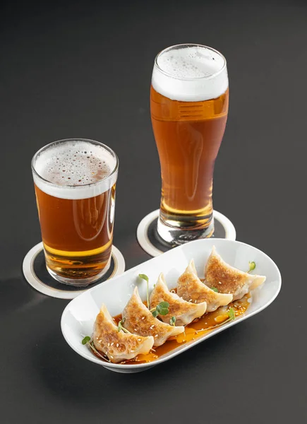 Albóndigas de Gedza con cerveza sobre fondo gris —  Fotos de Stock