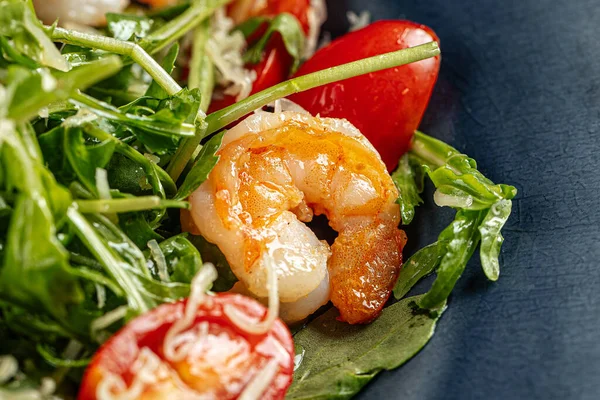 Garnalen en arugula salade met tomaat en parmezaanse kaas — Stockfoto