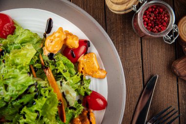 Salata, marul ve kızarmış tavuk.