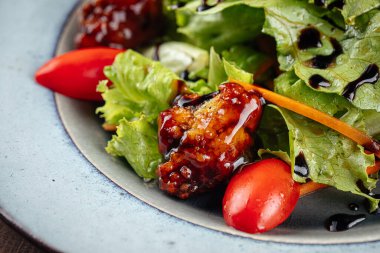 Salata, marul ve kızarmış ördek.