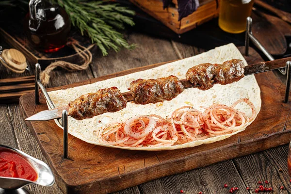 Caucasian beef lyulya kebab με μαριναρισμένο κρεμμύδι — Φωτογραφία Αρχείου