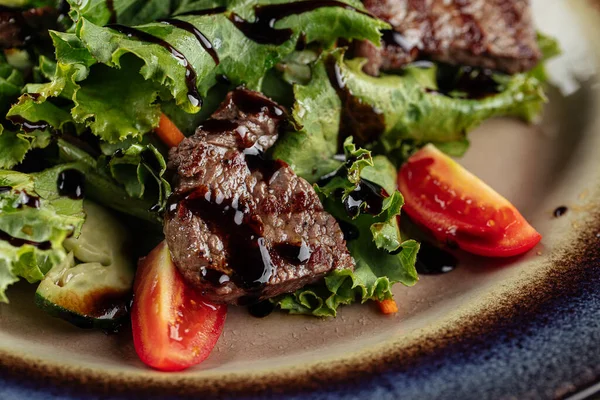 Salada com vitela quente e verduras — Fotografia de Stock