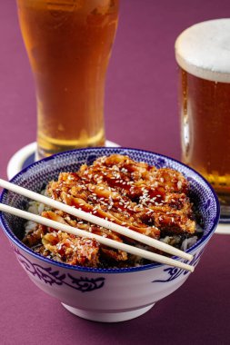 Mor arka planda biralı Katsudon tavuğu pilavı