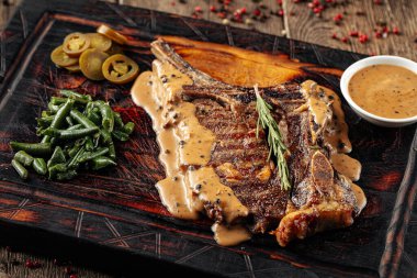 Sebze ve soslu ızgara biftek.