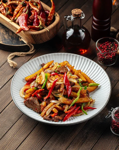 Rindfleischbraten mit Kartoffeln und Pfeffer — Stockfoto