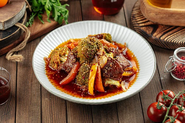 Aisan stewed beef with broccoli and pepper — Stock Photo, Image