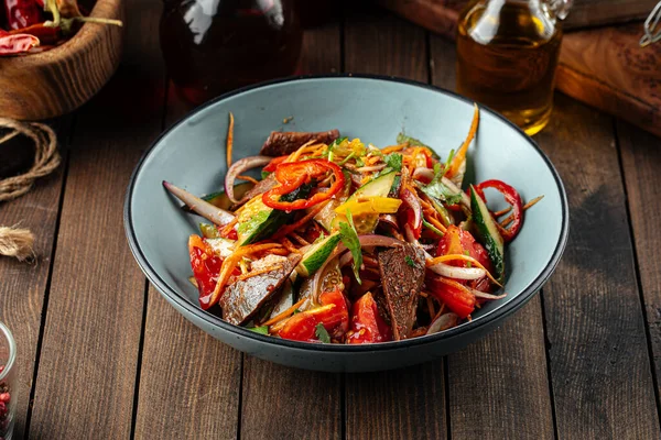 Ensalada de carne caliente china con verduras — Foto de Stock