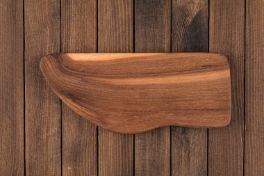 Sıra dışı biçimli tahta kesme tahtasının üst görünümü