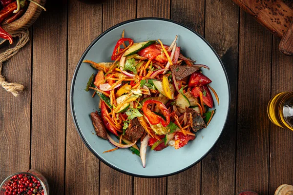 Китайський теплий яловичий салат з овочами. — стокове фото