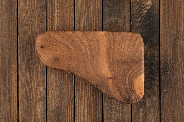 Vista superior sobre tabla de cortar de madera de forma inusual — Foto de Stock