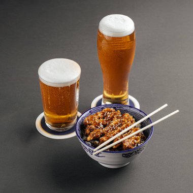 Gri arka planda biralı Katsudon tavuğu pilavı