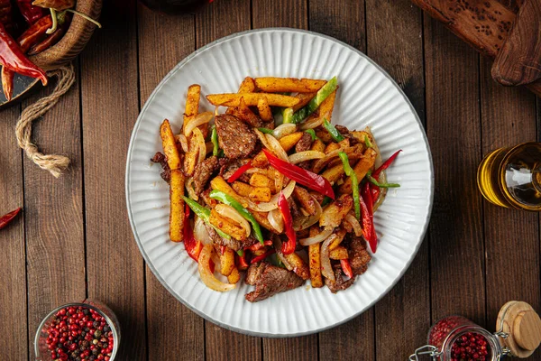 Carne de bovino assada com batata e pimenta — Fotografia de Stock