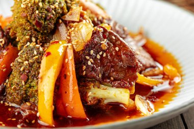 Sebzeli bifteğe yakın çekim