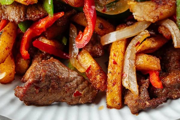 Rindfleischbraten mit Kartoffeln und Pfeffer — Stockfoto