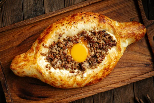 Georgische adjarian khachapuri met ei en gehakt — Stockfoto