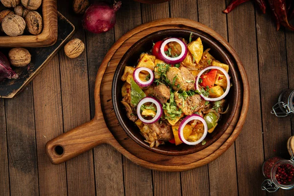 Patates yahnili Gürcü kuzu eti.