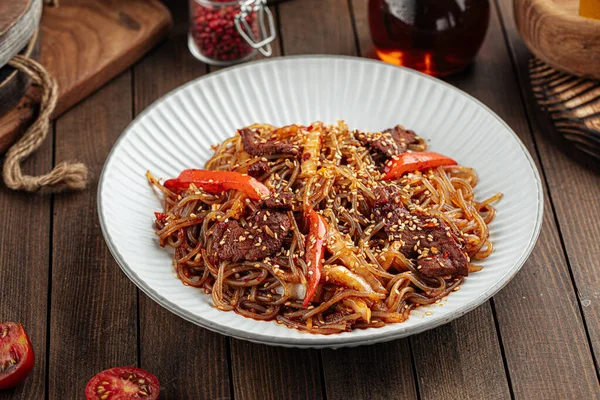 Asian beef soba noodles with peppers and sesame — Stock Photo, Image