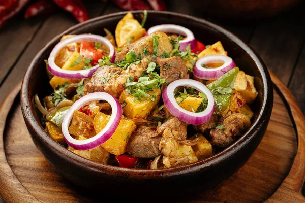 Patates yahnili Gürcü kuzu eti.