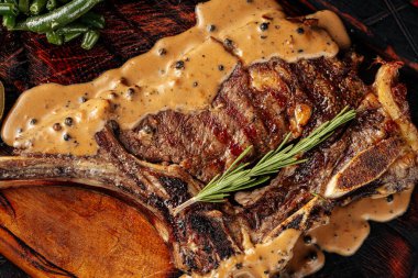 Sebze ve soslu ızgara biftek.