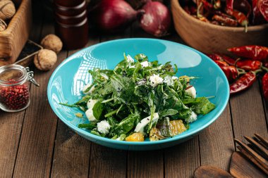 Portakallı yeşil salata ve mozzarella peyniri