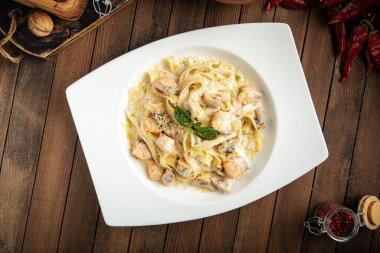 Somonlu Fettuccine ve krema soslu pırasa.