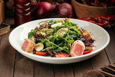 Kızarmış ton balıklı Akdeniz nitrat salatası.