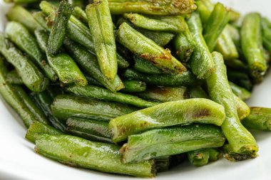 Kızarmış yeşil fasulye garnitürüne yaklaş.
