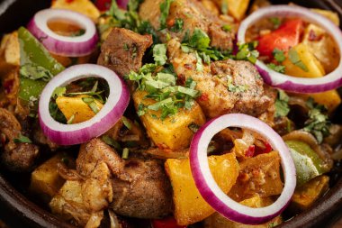 Patates yahnili Gürcü kuzu eti.