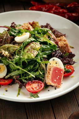 Kızarmış ton balıklı Akdeniz nitrat salatası.