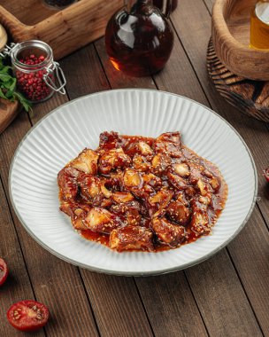 Tatlı soslu tavuk ve susam çekirdeği.