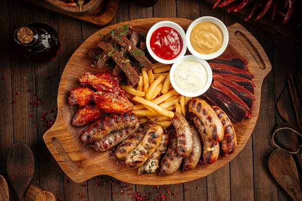 Bandeja de madera de aperitivos de cerveza surtido conjunto — Foto de Stock