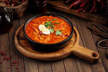 Domates soslu Gürcü tavuk chakhokhbili.