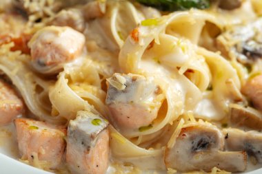 Fettuccine makarna ve somon balığı.