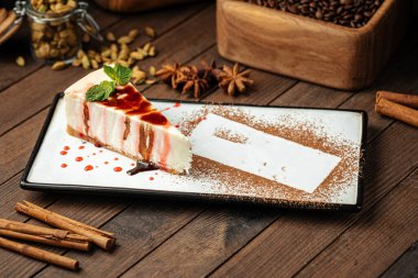 Kakao tozlu tatlı cheesecake dilimi