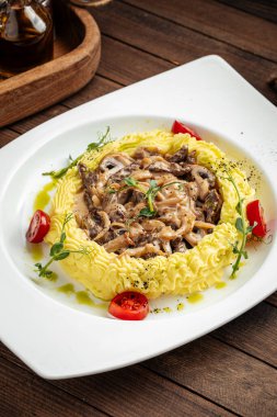 Patates püresi ve mantarlı Stroganov dana eti.