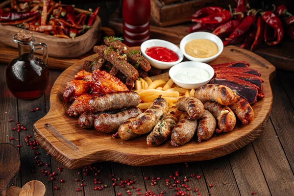 Bandeja de madera de aperitivos de cerveza surtido conjunto — Foto de Stock