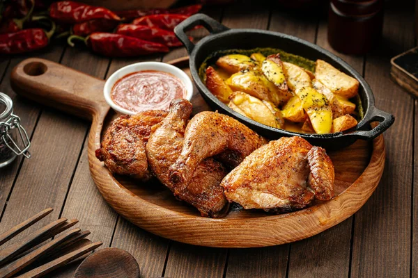 Pollo asado con patatas y salsa roja — Foto de Stock