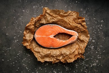 Kağıt üzerinde çiğ somon balığı bifteği.