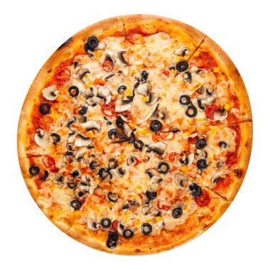 Mantarlı ve zeytinli izole pizza.