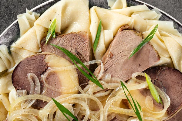 Macro, Kazak beshbarmak 'a at etiyle yaklaş.