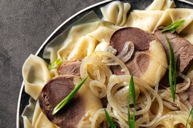 Macro, Kazak beshbarmak 'a at etiyle yaklaş.