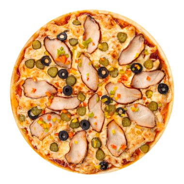 Tütsülenmiş tavuk ve zeytinli izole pizza.