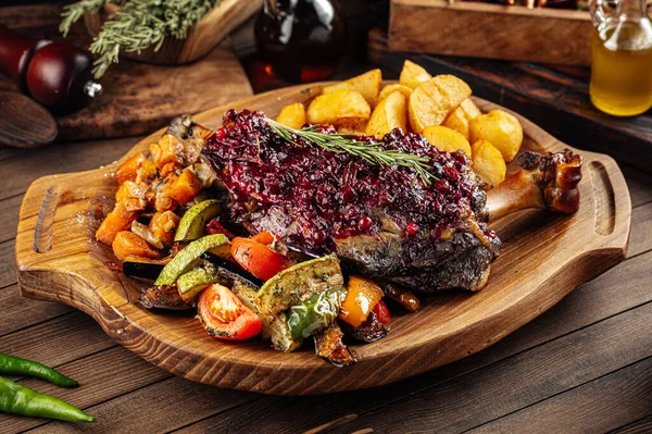 Yaban mersini soslu kuzu budu ve sebze.