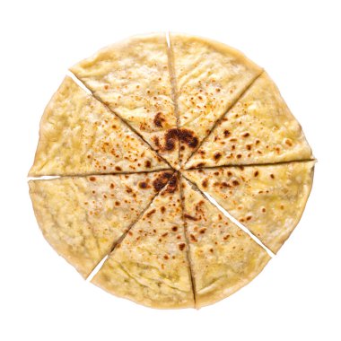 Beyaz arka planda servis edilen erimiş peynirle doldurulmuş geleneksel Kafkas khychin düz ekmeği.