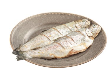 Seramik bir tabağa yerleştirilmiş, beyaz bir zemin üzerine çizilmiş derisi olan iki çiğ balık.