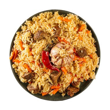 İzole edilmiş Özbek plov, taze sığır eti, mis kokulu pirinç, havuç, tüm sarımsak ve kırmızı biber, beyaz arka planda servis edilen bir tabakta servis ediliyor.