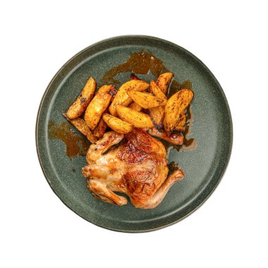 İzole edilmiş yarım tavuk. Koyu bir tabakta altın patatesle servis ediliyor.