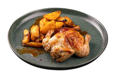 İzole edilmiş yarım tavuk. Koyu bir tabakta altın patatesle servis ediliyor.