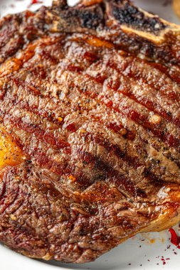 Bifteğin içinde leziz ızgara kemik. Lezzetli güveç izleri ve yumuşak dokularla mükemmel pişirilmiş.