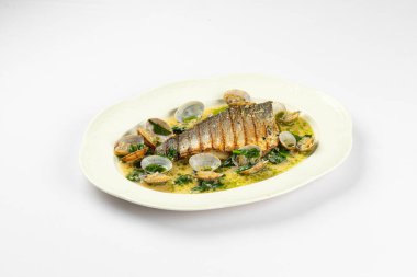 Lezzetli baharatlı tereyağı soslu taze midyeyle servis edilen leziz ızgara balık filetosu.